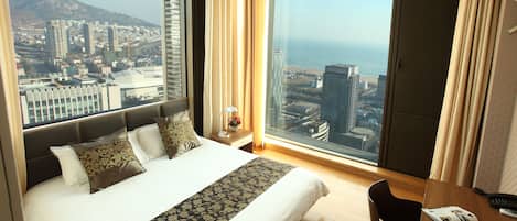 Suite, Sea View | Desk, blackout curtains, free WiFi