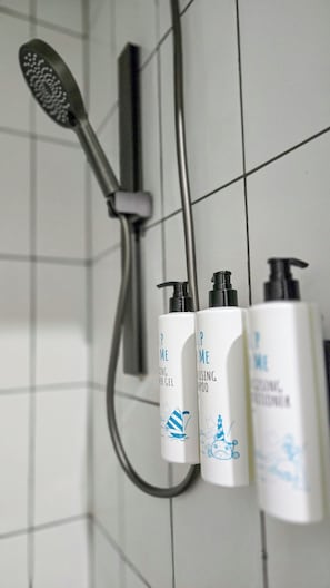 Shower, free toiletries, hair dryer, towels - Alpin Motel & Conference Centre (Rotorua)