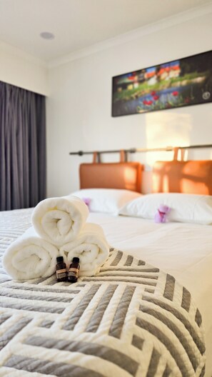 1 室のベッドルーム、客室ごとに異なる装飾、デスク、ノートパソコン用作業スペース