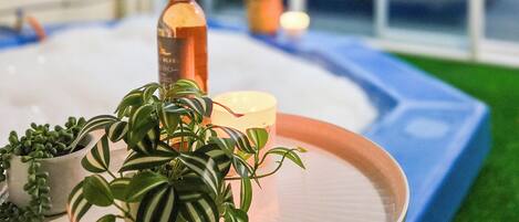 1 bedroom, individually decorated, desk, laptop workspace