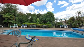 1 quarto, individualmente decorados, escrivaninha