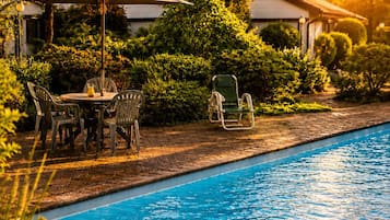 Una piscina al aire libre, sombrillas