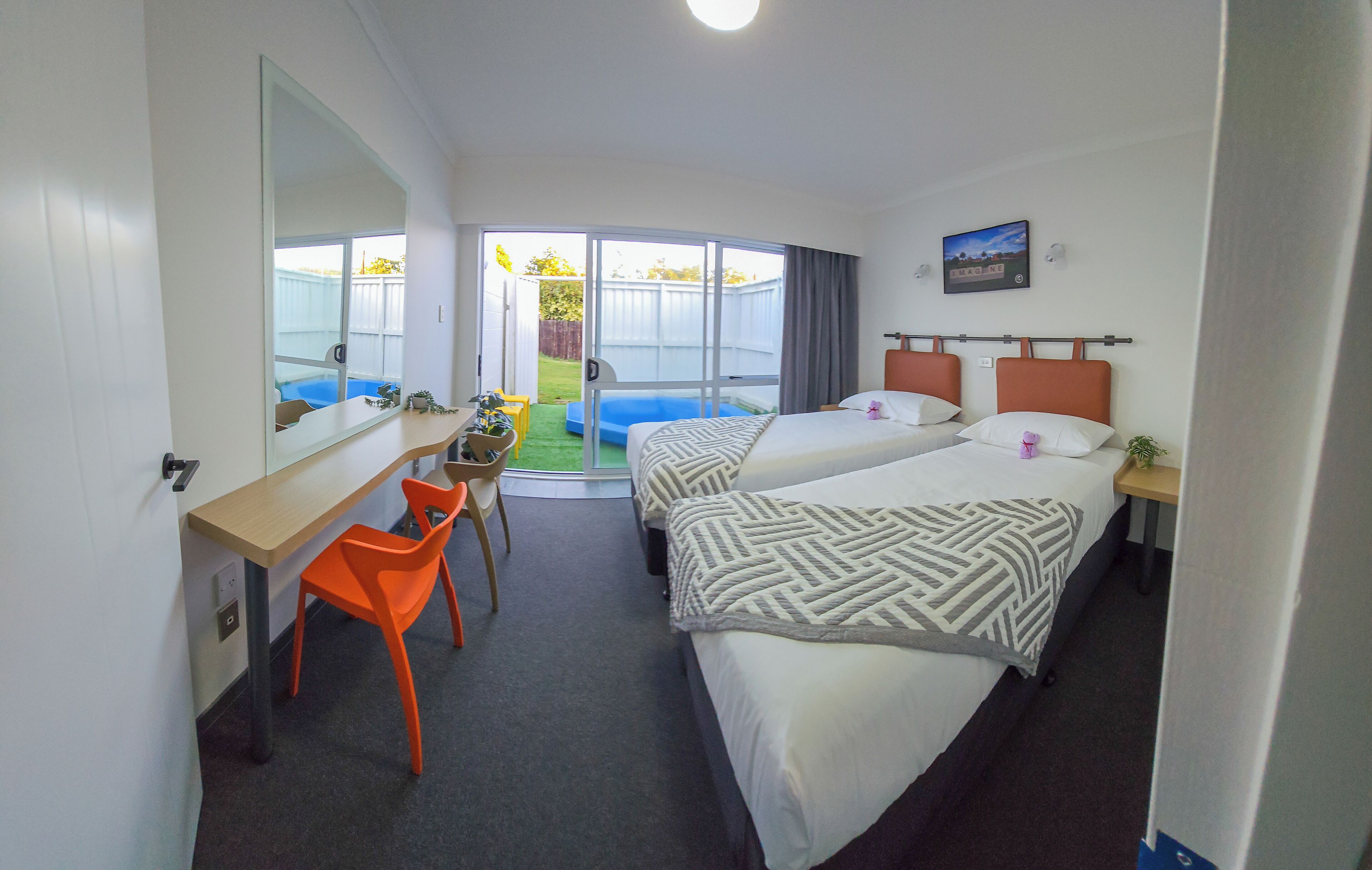 1 bedroom, individually decorated, desk, laptop workspace