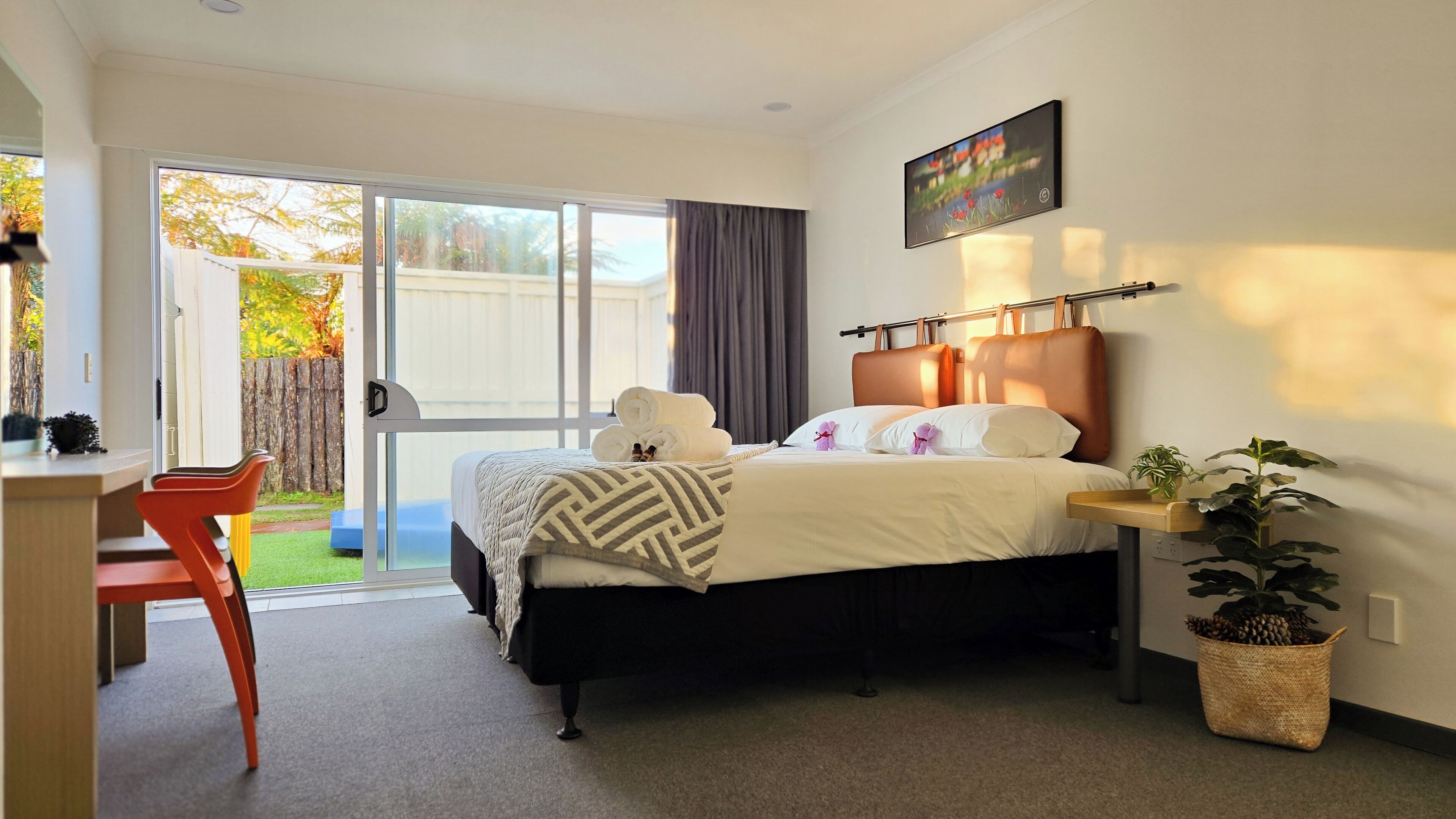 1 bedroom, individually decorated, desk, laptop workspace