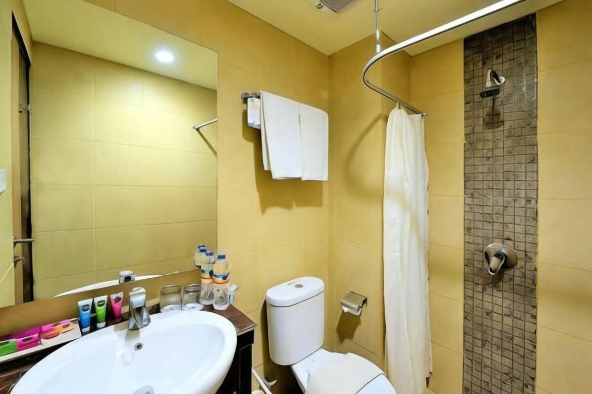 Un baño con lavamanos, inodoro y ducha.