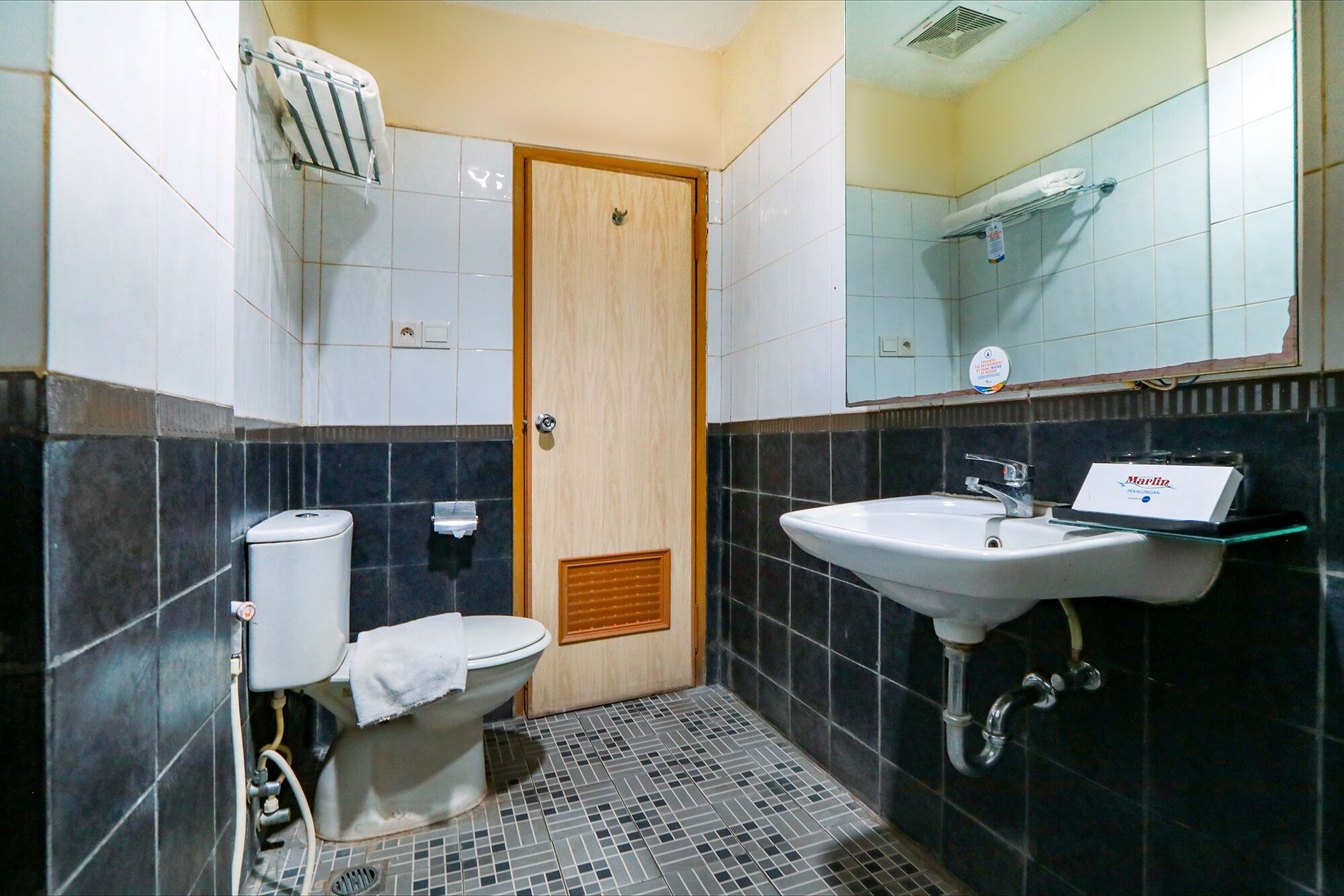 Deluxe Twin Room, 2 Single Beds | Bathroom | Shower, rainfall showerhead, towels