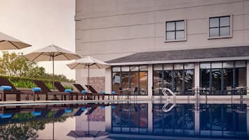 Außenpool, Sonnenschirme