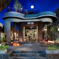 Fachada da propriedade à noite