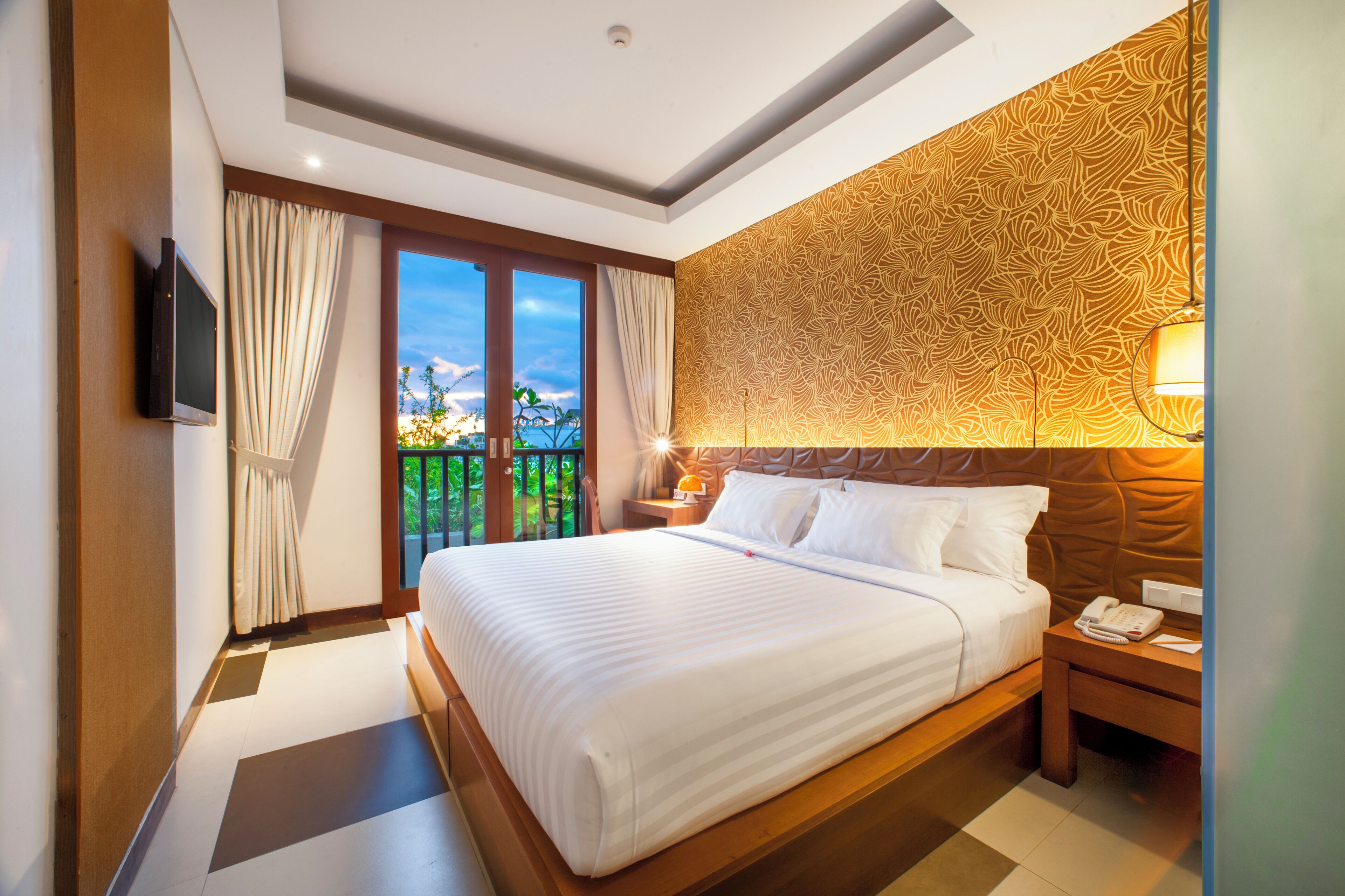 Zimmersafe, Schreibtisch, Verdunkelungsvorhänge, Bügeleisen/Bügelbrett