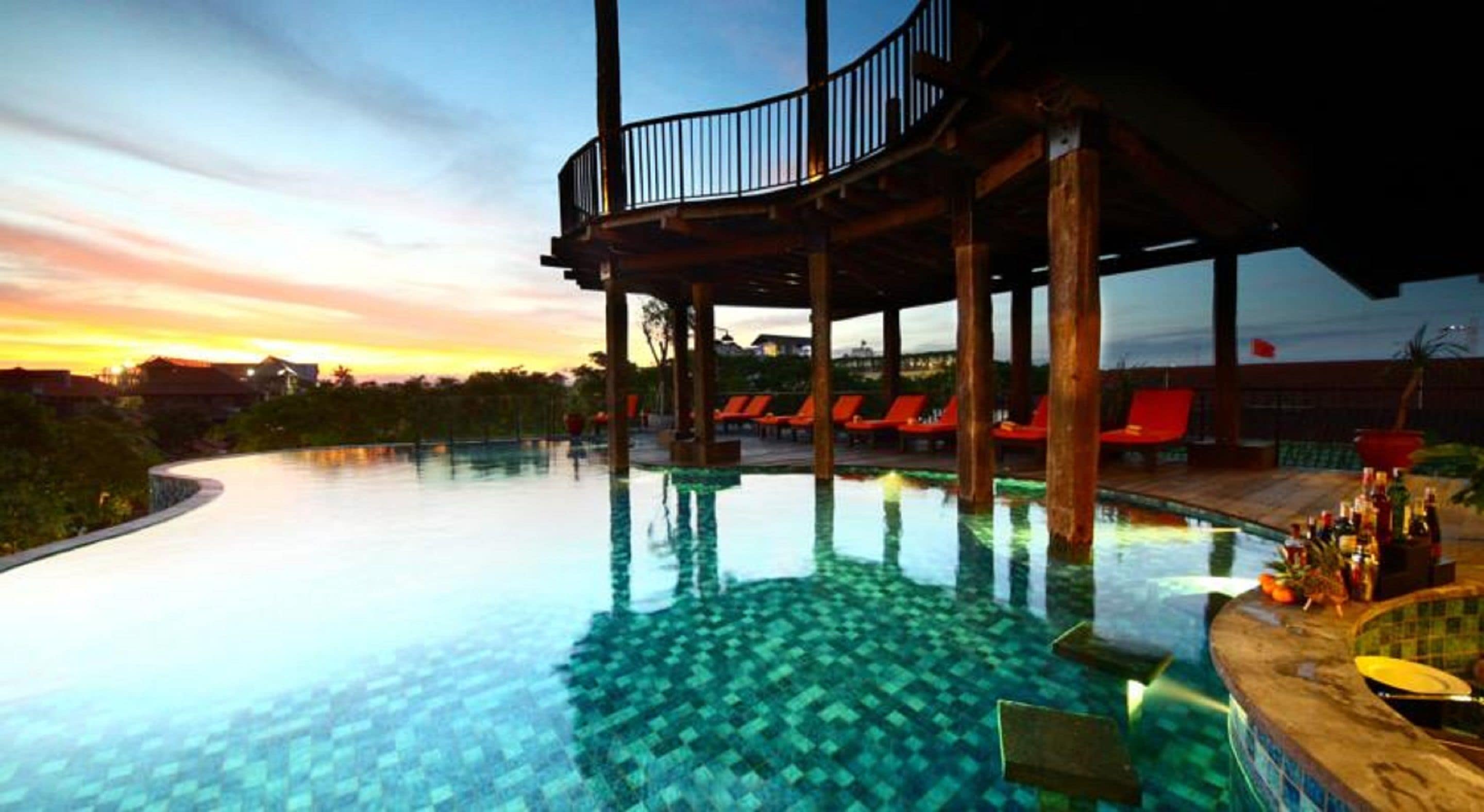 outdoor pool, open 7 am to 8 pm, pool loungers