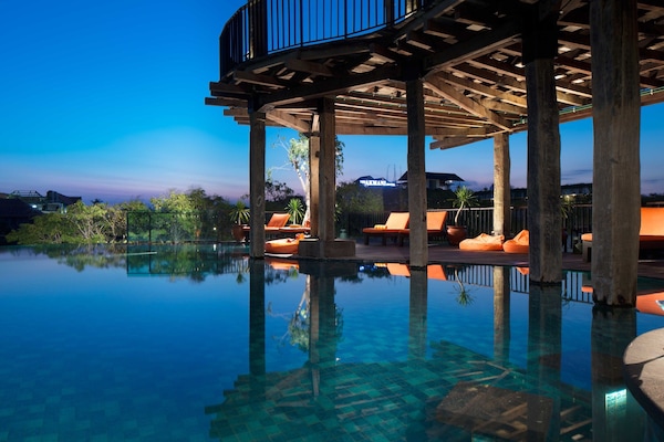 Kolam renang outdoor, dengan kursi berjemur