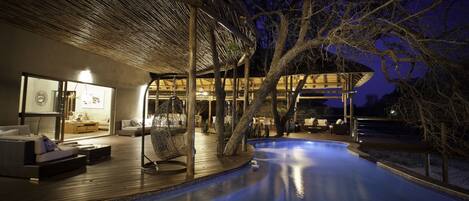2 outdoor pools, pool loungers