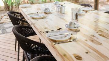 Ze serveren er ontbijt, lunch en diner