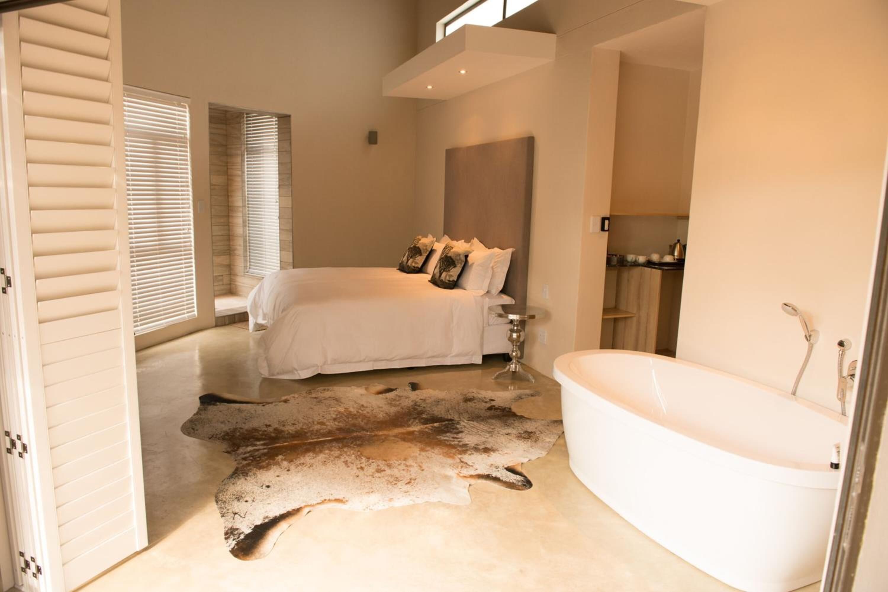 Baignoire et douche séparées, baignoire relaxante profonde