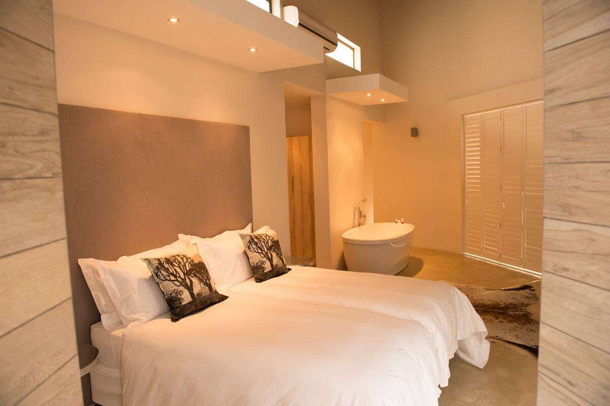 Luxury Twin Room | 1 bedroom, minibar, in-room safe, bed sheets