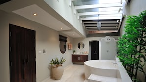 Tradisjonell villa, 3 soverom, bassengutsikt, ved stranden (For 6 Guests )