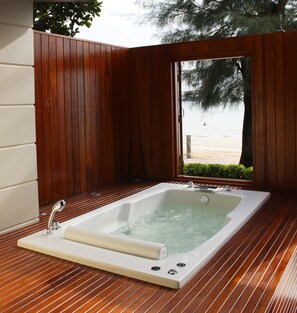Deluxe Jacuzzi | 客房服务设施