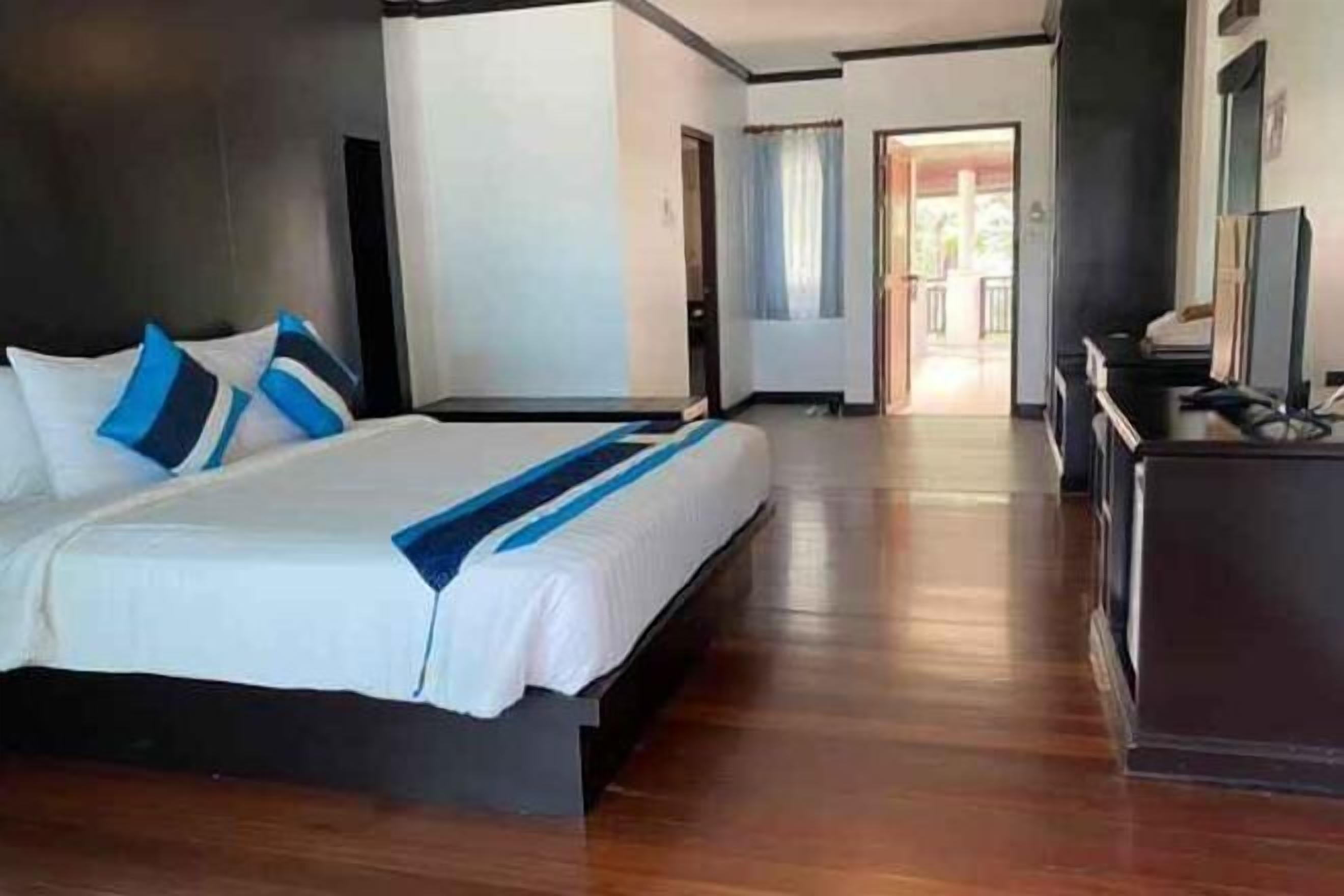 In-room safe, desk, rollaway beds, free WiFi