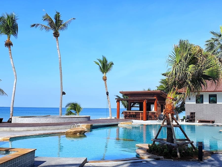 Una piscina al aire libre (de 08:00 a 20:00), tumbonas