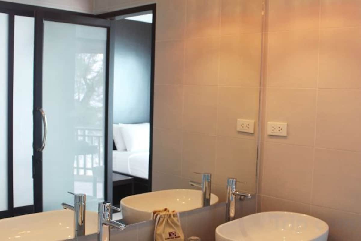 Salle de bain | Articles de toilette (gratuits), pantoufles, serviettes fournies, savon