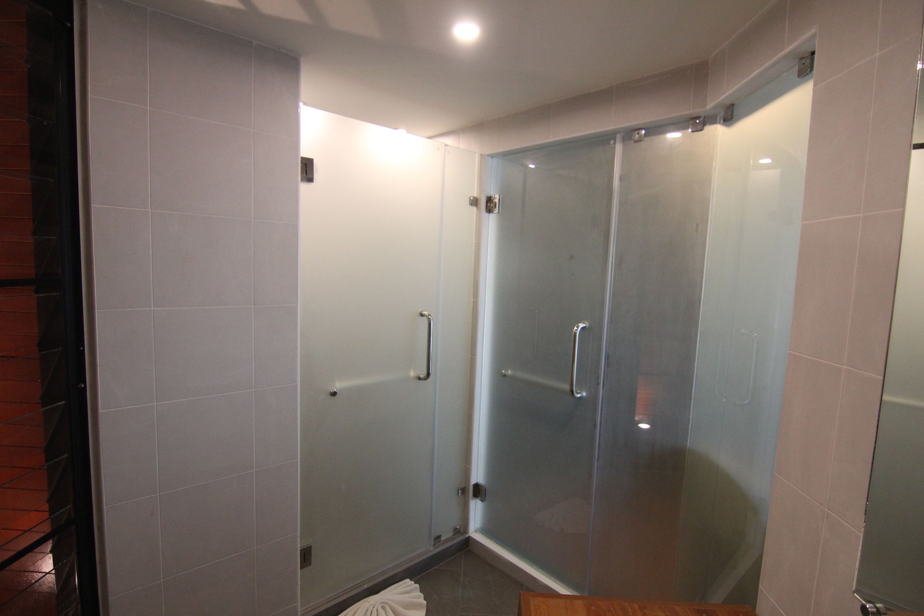 deluxe room | bathroom | free toiletries, slippers, towels, soap