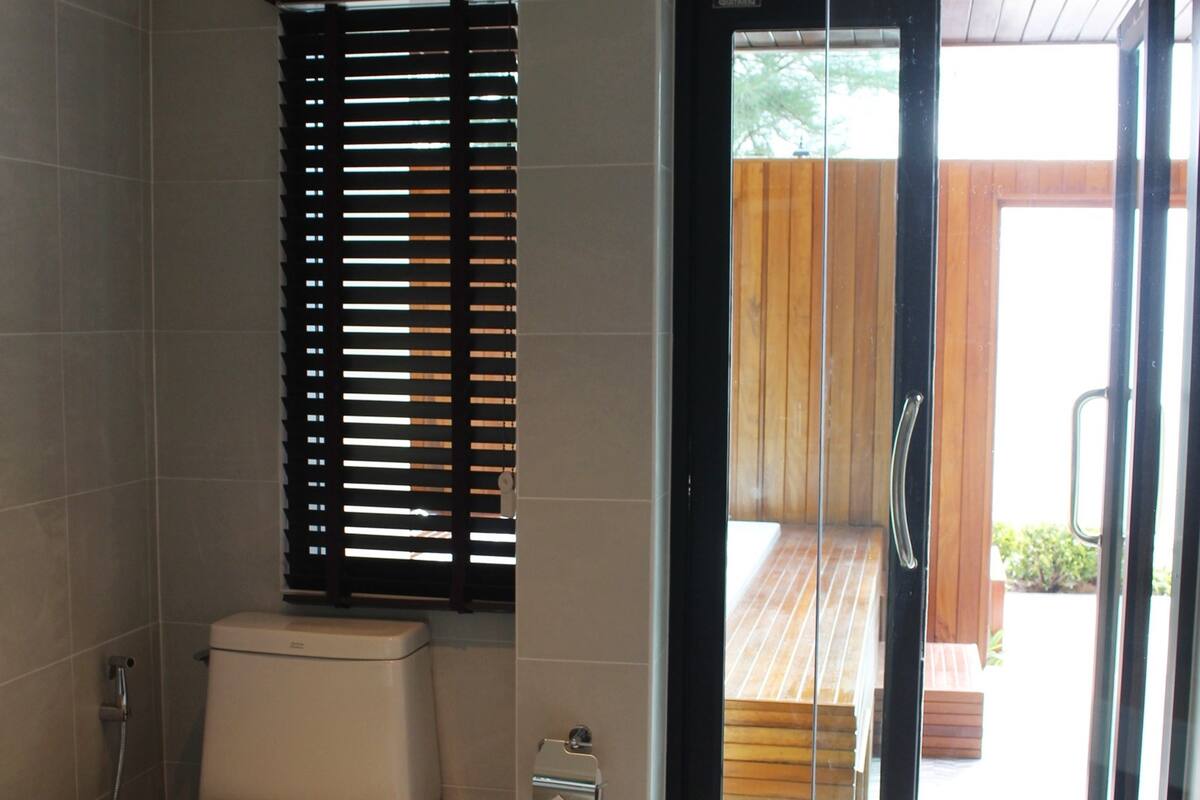 deluxe jacuzzi | bathroom | free toiletries, slippers, towels, soap