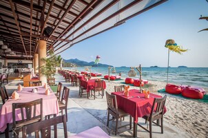 2 restaurants; breakfast, lunch, and dinner served