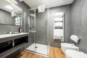 Douche, sèche-cheveux, serviettes fournies