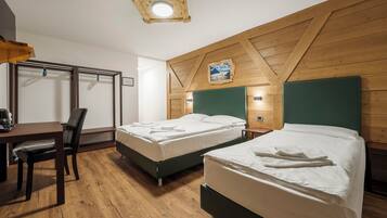 Camera tripla, balcone | 1 camera, una cassaforte in camera, Wi-Fi gratuito, lenzuola