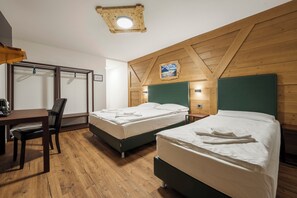 Kolmen hengen huone, parveke | Tallelokero huoneessa, ilmainen Wi-Fi, vuodevaatteet