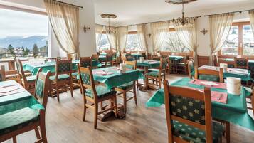 Colazione a buffet, servita tutte le mattine (10 EUR a persona)