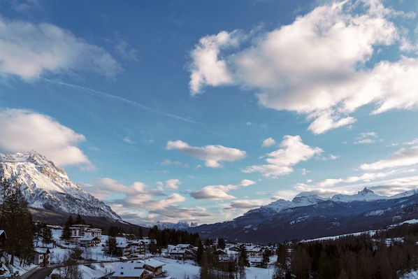 A snow-covered mountain village with traditional buildings and a clear sky. - Nord Hotel (Cortina d'Ampezzo)