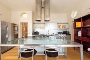 ラグジュアリー コテージ | 専用キッチン | コーヒー / ティーメーカー、電気ポット