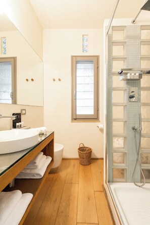 Luxury Cottage | Bathroom | Designer toiletries, hair dryer, bidet, towels - Relais Clivo Vaticano (Rome)