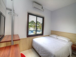 Frette Italian sheets, premium bedding, Select Comfort beds, desk - Grha Ciumbuleuit Guest House (Bandung)