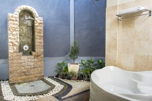 Shower, hair dryer, slippers, towels - Dura Villas Canggu Bali (Kerobokan)