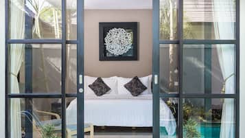 Minibar, caja de seguridad en la habitación y escritorio