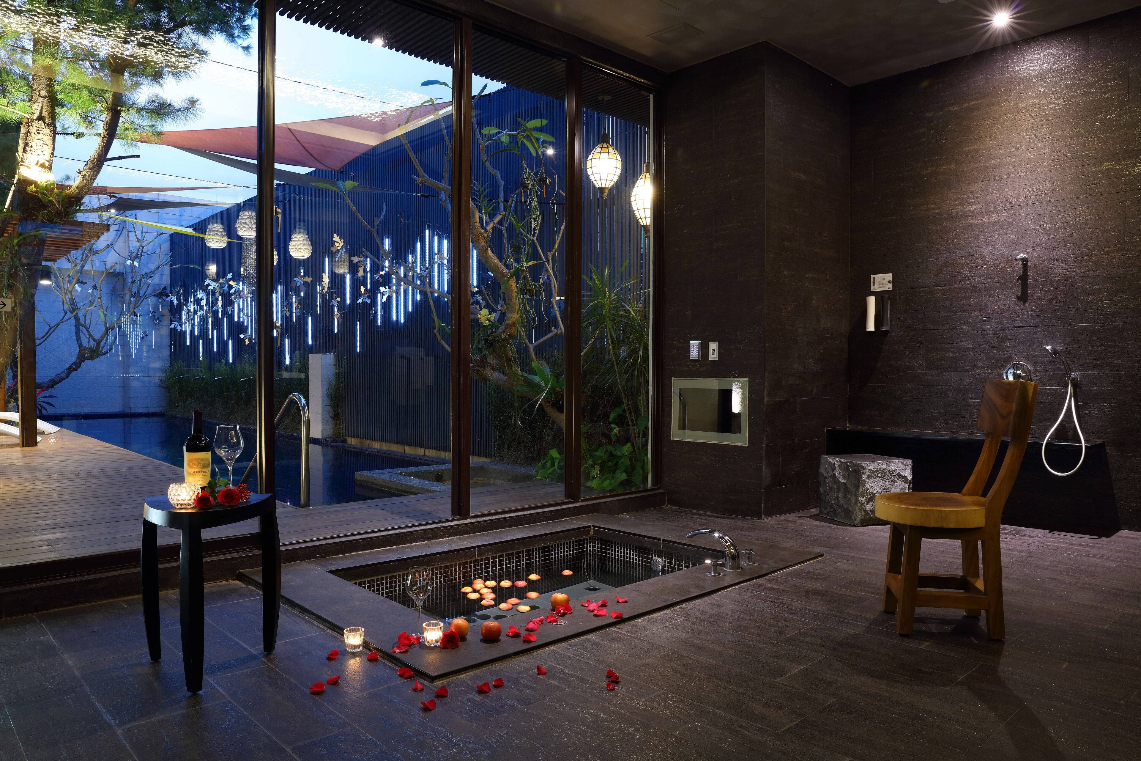 Artículos de tocador gratuitos, secador de pelo, pantuflas, toallas