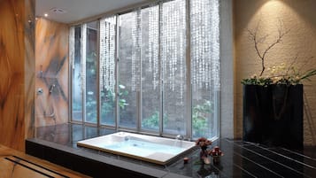 Amenidades de baño gratuitas, secadora de cabello, pantuflas, toallas