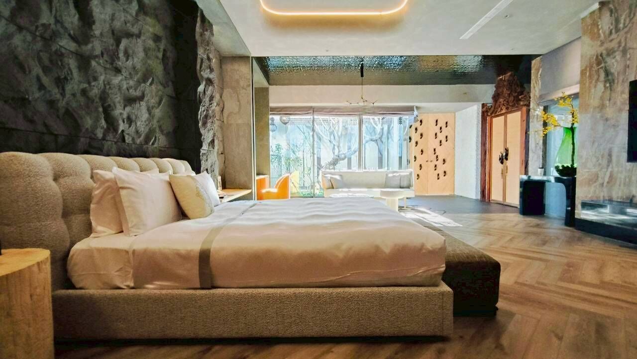 Down duvets, free minibar, individually decorated