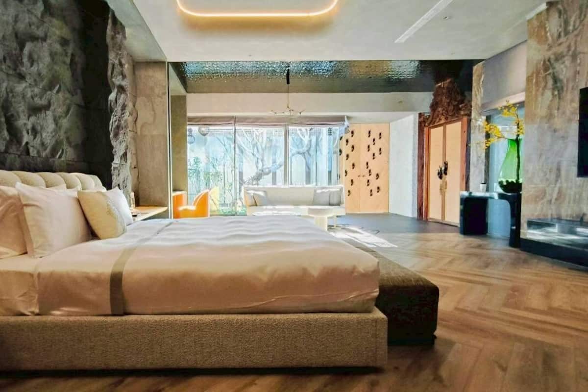 Down comforters, free minibar, individually decorated