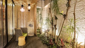 Edredón, artículos del minibar gratis y decoración personalizada