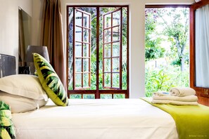 Outside Budget Twin Room | Desk, free WiFi, bed sheets - OR Tambo Guest House (Kempton Park)