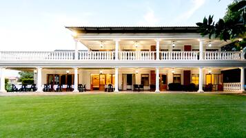 Majoituspaikan julkisivu illalla/yöllä