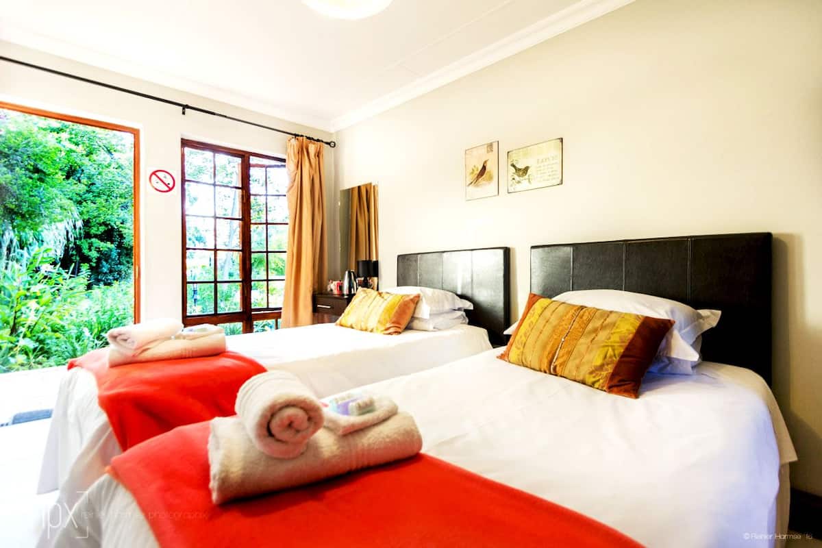 Outside Budget Twin Room | Una scrivania, Wi-Fi gratuito, lenzuola