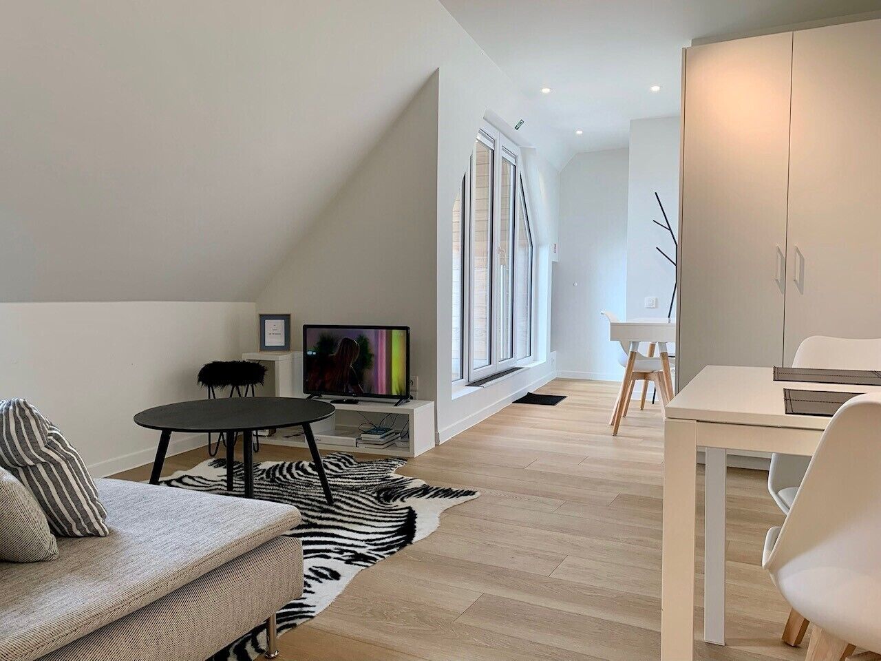 Deluxe Penthouse, 1 King Bed | Living area | Flat-screen TV