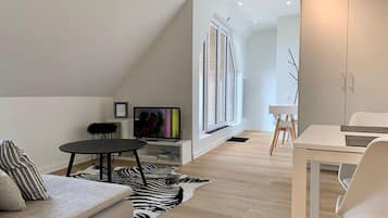 Deluxe Penthouse, 1 King Bed | Living area | Flat-screen TV