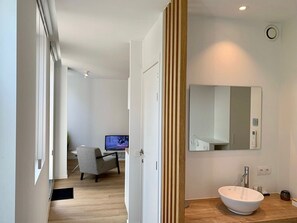 Studio Deluks, 1 Tempat Tidur Twin | Kamar mandi | Shower, perlengkapan mandi gratis, pengering rambut, dan jubah mandi