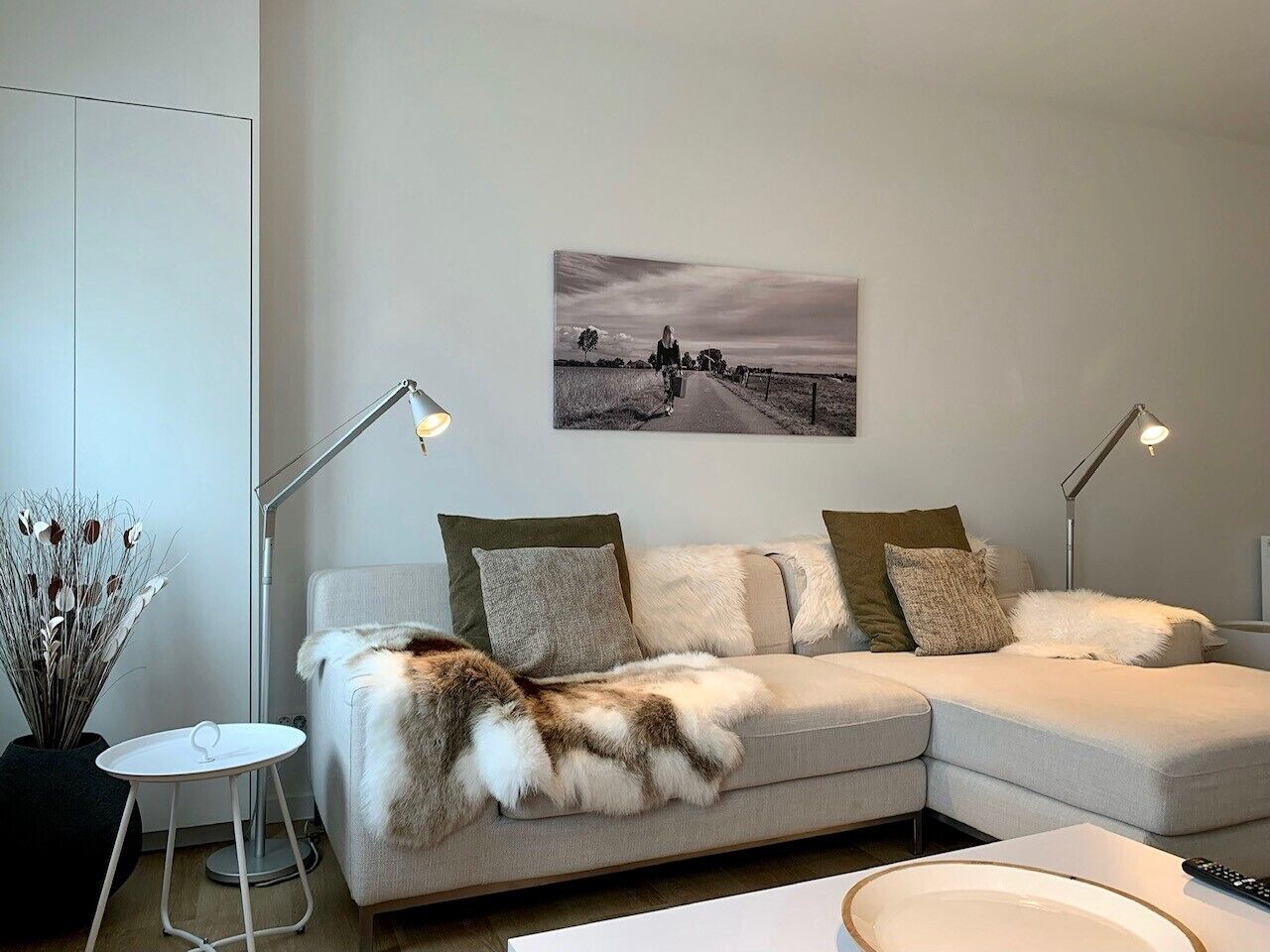 deluxe apartment, 1 king bed | living area | flat-screen tv