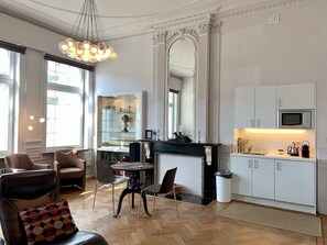 Apartemen Superior, 1 Tempat Tidur King | Area keluarga | TV layar datar